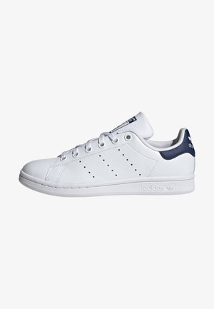 Hvite lær sneakers med marineblå hæl- og tunger detaljer, rund tå, perforert sidemønster og hvit gummisåle med merkevaredetalj.