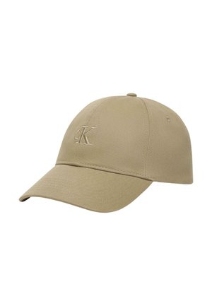 Gorra de béisbol beige con visera curvada y logo bordado "cK" en el panel frontal.