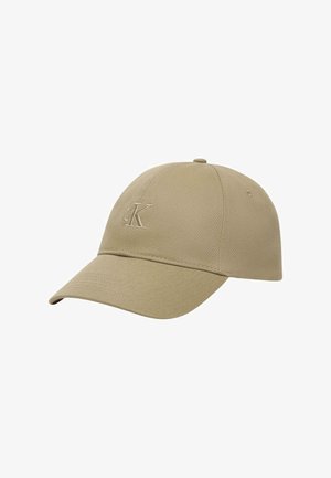 Gorra de béisbol beige con visera curvada y logo bordado "cK" en el panel frontal.