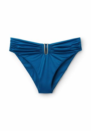 Blå bikiniunderdel med rynkede sider og en centreret gylden U-formet metaldekoration på hvid baggrund.