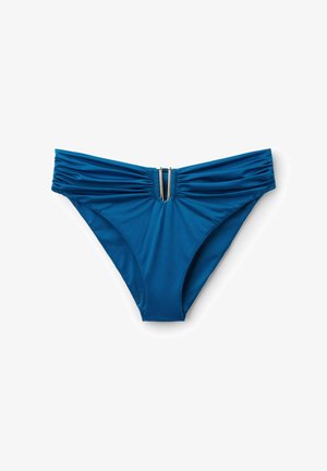 Blå bikiniunderdel med rynkede sider og en centreret gylden U-formet metaldekoration på hvid baggrund.