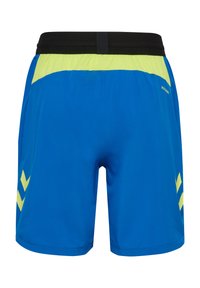 Shorts de sport bleus avec taille noire et accents en mesh jaune. Présente des motifs en chevron jaunes sur les côtés. Texture de tissu lisse.