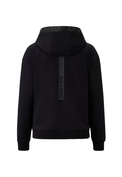 Schwarzes Hoodie mit Kapuze, gerippten Bündchen und einem reflektierenden Logo-Streifen entlang der Mitte des Rückens. Der Stoff ist glatt und hat einen leichten Glanz.