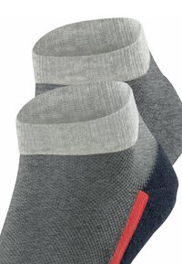 Zwei Paar Knöchelsocken in Grautönen mit hellgrauen Bündchen und einem roten Streifendetail an der Seite.