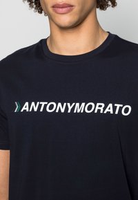 Antony Morato SLIM FIT WITH RUBBER INJIECTION - T-shirt estampada - ink blu