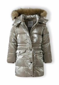 Veste rembourrée métallique en beige avec une capuche bordée de fourrure. Comprend des boutons-pression, des poches et des poignets côtelés. Texture lisse et brillante.