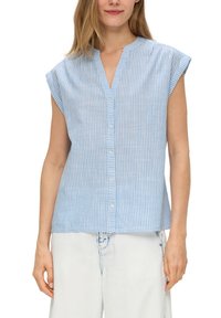 Lichtblauwe en witte gestreepte kraagloze shirt met korte mouwen en een V-hals en knopen aan de voorkant. De stof lijkt lichtgewicht en heeft een casual, ontspannen fit.