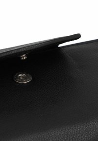 Portafoglio in pelle nera con una sottile trama granulata, dotato di chiusura a scatto metallica e bordi lisci. Fodera interna non visibile.