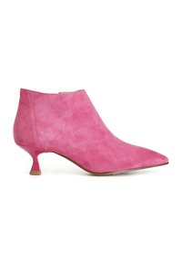 Bottines en suède rose avec un bout pointu, un design angulaire et un petit talon avec une finition brillante. Texture lisse et couture minimale.