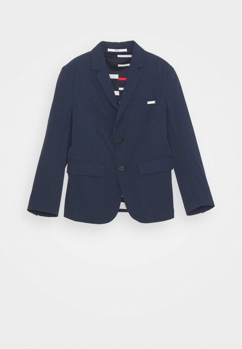 Sotilaallinen sininen pikkutakki, joka on valmistettu kevyestä kankaasta. Ominaisuuksiin kuuluu kaksipainikeinen etuosa, uurrettu kaulus sekä rintatasku, jossa on metallinen yksityiskohta.