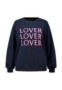 Marineblauwe sweatshirt met lange mouwen, featuring grote roze "LOVER" tekst. Standaard ronde hals, geribbelde manchetten en tailleband. Zachte stoftextuur.