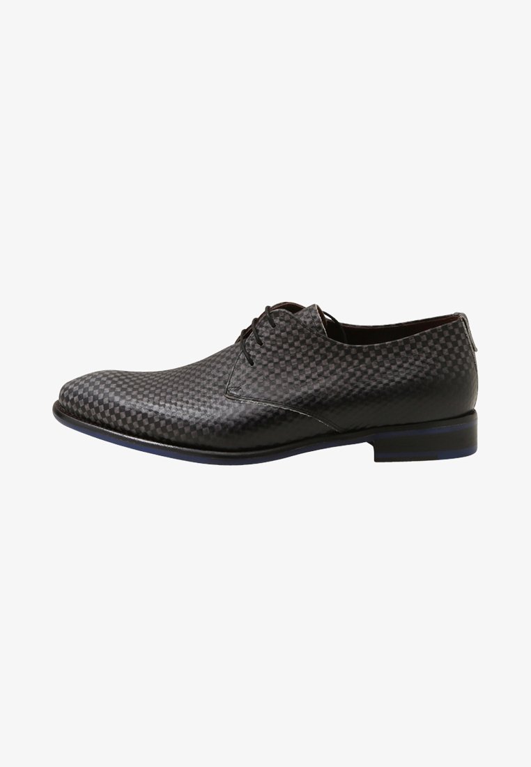 Chaussure de ville noire pour homme avec un motif damier texturé, design à lacets et talon bas, vue de côté sur fond blanc.