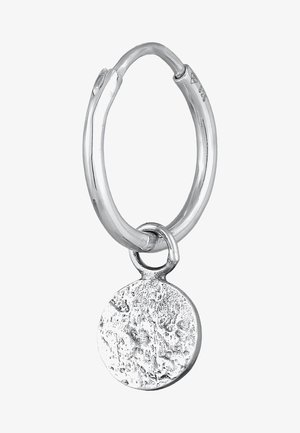 Sølv hoop ørering med et tekstureret rundt charm hængende fra en glat ring, der viser en poleret finish og subtile variationer i overfladen.