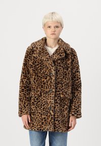 Leopardprint nepbontjas met een ingesneden kraag, knoopsluiting en voorkruiszakken, in tinten bruin en zwart. Zachte textuur.
