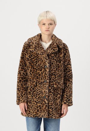 Leopardprint nepbontjas met een ingesneden kraag, knoopsluiting en voorkruiszakken, in tinten bruin en zwart. Zachte textuur.