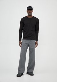 Essential Collective LONGSLEEVE SMALL POCKET ON CHEST - Μπλούζα με μακριά μανίκια - black