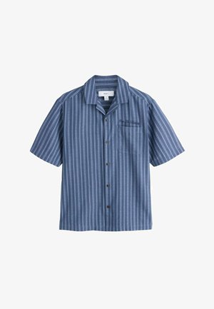 Košile s krátkým rukávem na knoflíky ve světlých a tmavě modrých pruzích, bavlněná látka, jedna náprsní kapsa a tmavé knoflíky.
