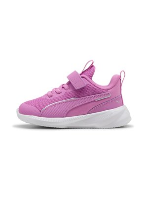 Scarpa da ginnastica rosa per bambini con tomaia in mesh, suola bianca, chiusura con lacci e velcro e linguette per tirare su lingua e tallone.