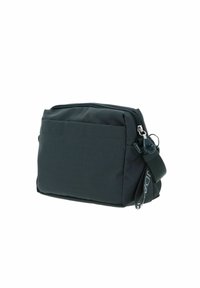 Borsa in tessuto verde scuro di forma rettangolare, esterno strutturato, chiusura con cerniera e tracolla regolabile. Presenta una tasca frontale.