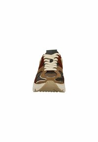 Bruine en zwarte suède sneakers met crèmekleurige veters, met een gestructureerd ontwerp en een lichte zool, gezien vanuit de voorkant.