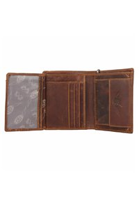 Bruine leren portemonnee met een gestructureerde afwerking, meerdere kaartsleuven, een doorzichtige ID-venster en contrasterende stiksels.