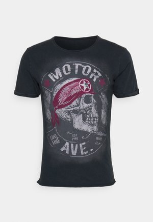 Czarny T-shirt z grafiką czaszki w czerwonej bandanie oraz tekstem "MOTOR AVE, Live Fast, California Route 66, EST 1975" na przodzie.
