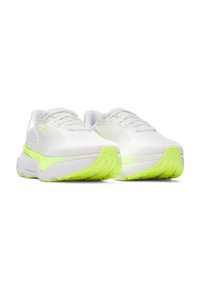 Zapatillas deportivas blancas con un upper texturizado, con llamativos acentos en verde neón en la suela. Forma redondeada y diseño ligero.