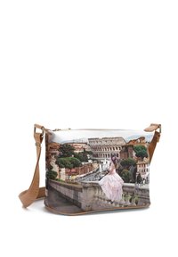 Borsa rettangolare con stampa fotografica di un paesaggio romano, dettagli in abito rosa, accentuazioni in pelle e tracolla removibile.