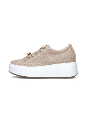 Sneaker in tela beige con parte superiore texturizzata, suola piatta bianca e occhielli in tonalità oro. Presenta dettagli cuciti per un tocco in più.