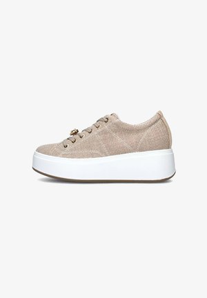 Sneaker in tela beige con parte superiore texturizzata, suola piatta bianca e occhielli in tonalità oro. Presenta dettagli cuciti per un tocco in più.