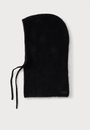 Sort fuzzy balaclava hætte med to tynde snore på venstre side, vist fladt på hvid baggrund.