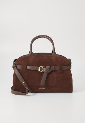 Borsetta in suede marrone con un design strutturato, dotata di una tracolla in pelle marrone textured e un accento hardware circolare dorato.