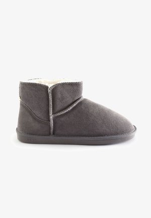 Graue Wildleder-Stiefelette mit einem weichen, weißen Fleece-Futter, runder Spitze und einer flachen Gummisohle. Verfügt über ein gestepptes Design im oberen Bereich.