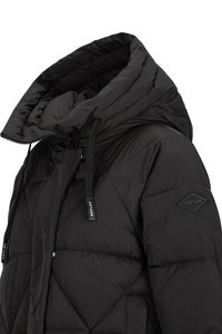 Zwarte gewatteerde jas met een hoge kraag, diamante quilt patroon, verstelbare trekkoorden en een logo patch op de mouw.