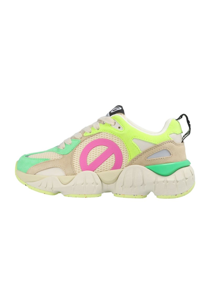 Sneaker con una toma in rete beige e verde, logo circolare rosa, suola bianca spessa e accenti sottili in giallo neon e grigio.