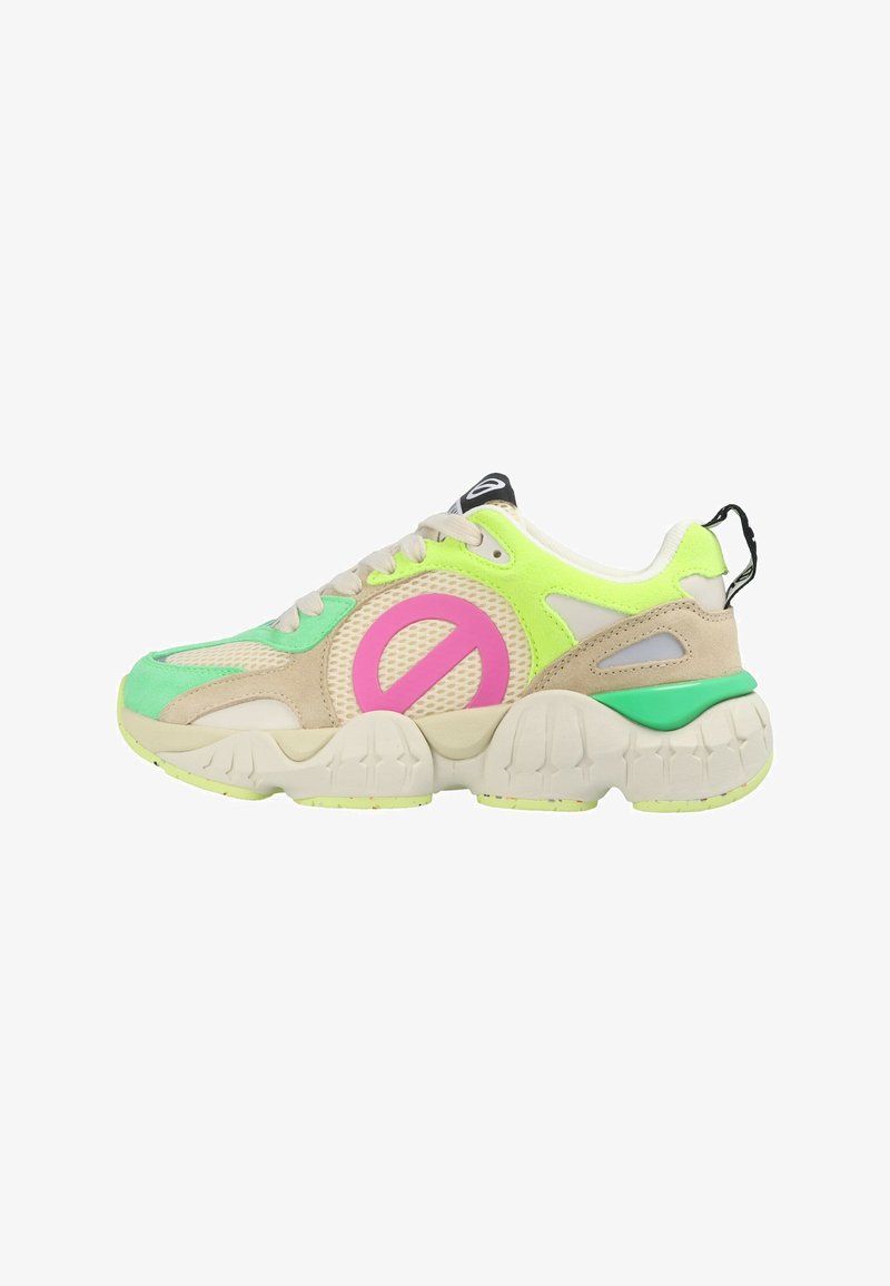 Sneaker mit einem oberen Teil aus beigem und grünem Mesh, pinkem Rundlogo, dicker weißer Sohle und subtilen Akzenten in Neon-Gelb und Grau.