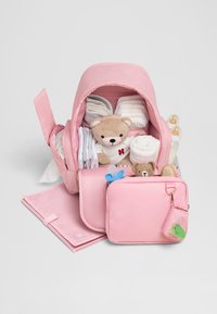 Ροζ σακίδιο με διαμερίσματα γεμάτα με πάνες, ρούχα, δύο μπουκάλια και μαλακές κούκλες. Περιλαμβάνει ένα διπλωμένο πάτωμα αλλαγής και αποσπώμενη τσάντα.