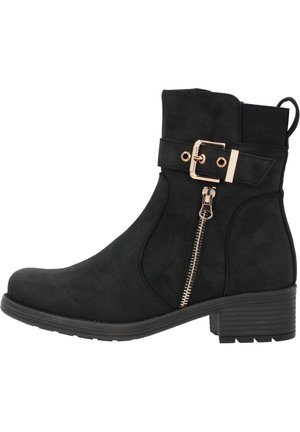 Zwarte suède enkelboot met een zijrits, gouden gespaccent en blokhak. Kenmerkt zich door een gladde textuur en een eenvoudige silhouet.