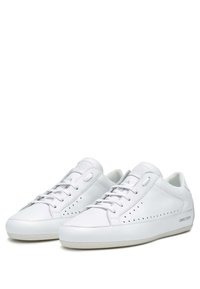 Sneaker bianchi in pelle con design low-top, caratterizzati da motivi perforati, lacci piatti e una suola in gomma testurizzata.