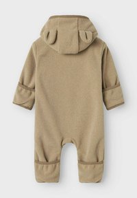 Beige fleece babyoverall med huva som har små tygöron, långa ärmar och manschetter vid benändarna.