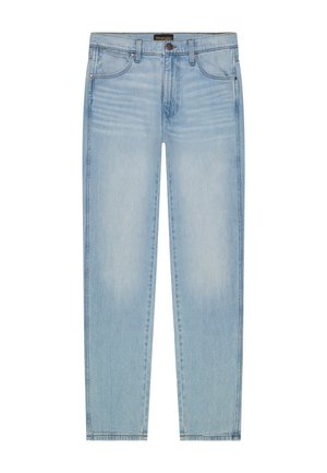 Jean Wrangler bleu clair avec cinq poches, coutures visibles et fermeture par bouton à la taille, présenté à plat sur un fond blanc.