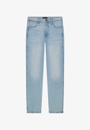 Lyseblå Wrangler-jeans med fem lommer, synlige sømmer og knappelukking i midjen, vist flatt mot en hvit bakgrunn.