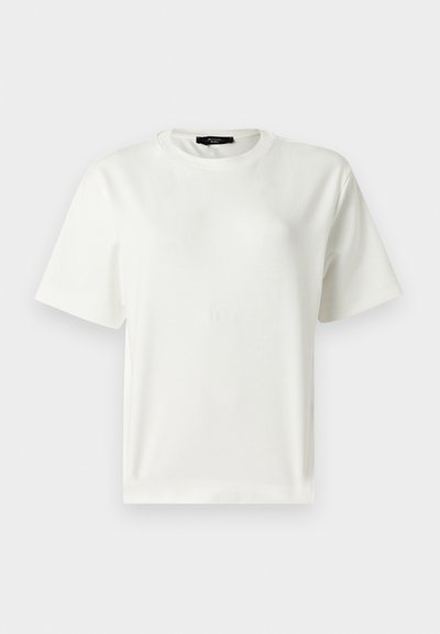 T-shirt blanc uni à manches courtes avec col rond, coupe décontractée, sur fond gris clair.