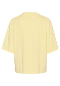 Tricou galben cu mânecă scurtă, fabricat din bumbac moale, cu un croi lejer, gât rotund și fără logo-uri sau modele vizibile pe spate.