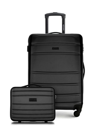 Zwei schwarze Hartschalenkoffer mit horizontalen Rillen, einer groß mit Teleskopgriff und Spinner-Rollen, einer kleiner mit Tragegriff oben, beide mit der Marke Wittchen.