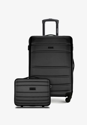 Twee zwarte koffers met harde schaal en horizontale ribbels, één grote met uitschuifbare handgreep en zwenkwielen, één kleinere met een bovenhandgreep, beide van het merk Wittchen.