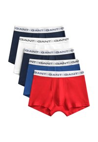 Cinq paires de boxers pour hommes en bleu marine, blanc, bleu marine, bleu et rouge, chacun avec une ceinture blanche portant le nom de la marque GANT.