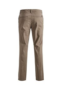 Pantalons en coton marron à coupe droite, dotés de deux poches arrière et d'une texture lisse. Design simple sans embellissements.