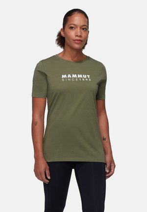 Olijfgroene t-shirt van zachte katoen, met de tekst "MAMMUT SINCE 1862" in dikke witte letters op de borst. Korte mouwen.
