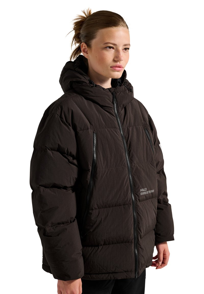 Sort puffer-jakke med hætte, lynlås foran og lommer, med struktureret stof og et trykt logo på brystområdet.